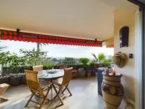 Четырёхкомнатная квартира с видом и гаражом в Антибе