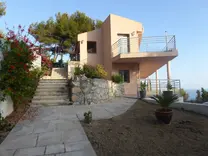 Дом с видом на порт Ментона, Италию и Монако